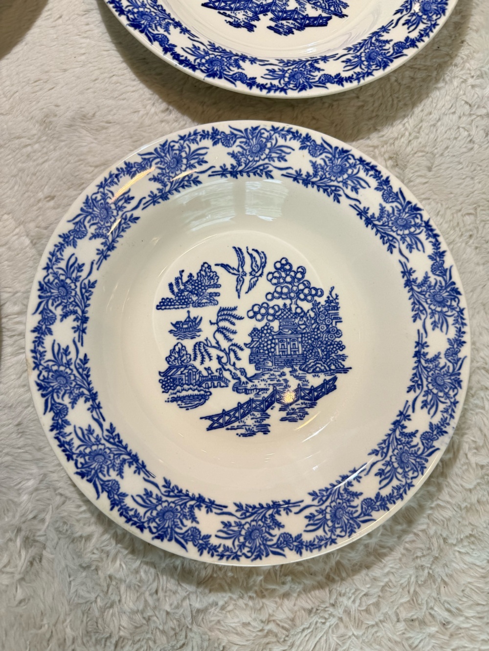 Set of 4- Vintage 8 1/4” Blue Willow pattern bowls by Royal China Company - Picture 6 of 8